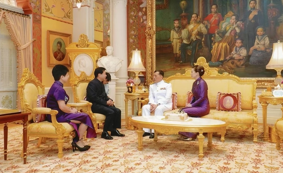 Duta Cina ke Thailand Han Zhiqiang dan isterinya mengucapkan selamat tinggal untuk menghormati Raja dan Ratu Thailand