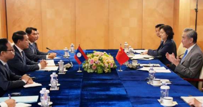 Menteri Luar Negeri China bertemu dengan Timbalan Perdana Menteri Laotian dan menghargai Laos kerana menjadi yang pertama menandatangani konvensyen itu dan menjadi ahli pengasas Institut Pengantaraan Antarabangsa